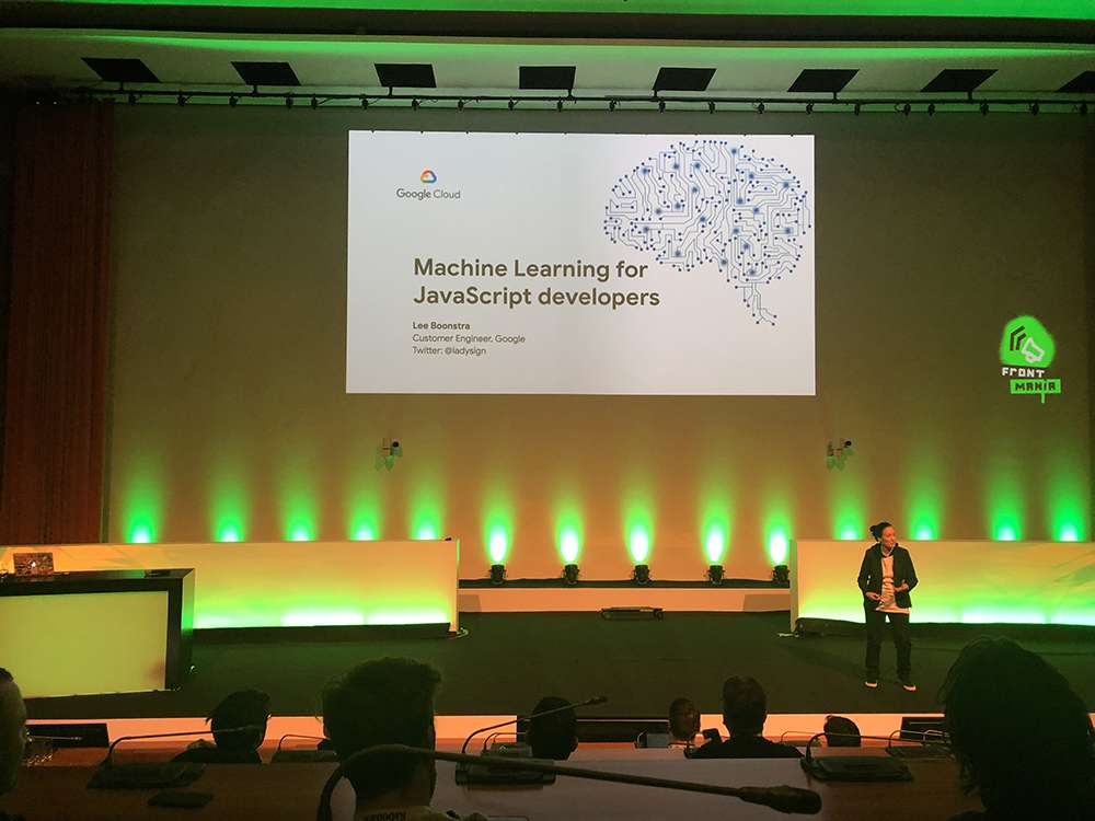 Lee Boonstra giving a talk about Machine Learning for developers